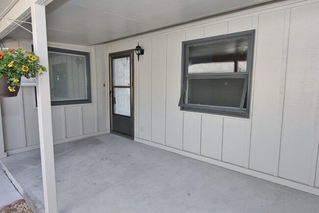 Building Photo - Clean Townhouse Centrally Located on the B...