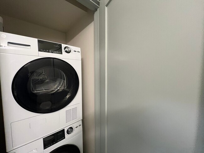 Building Photo - 160 Seabury St