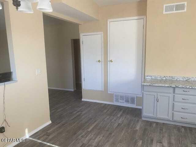 Building Photo - 14633 Valentin Dr