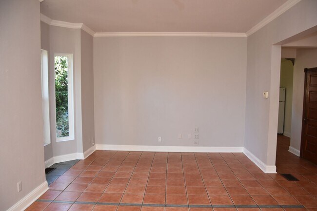 Foto del edificio - 3 Bedroom 1.5 Bath Hilltop 2 Story Home