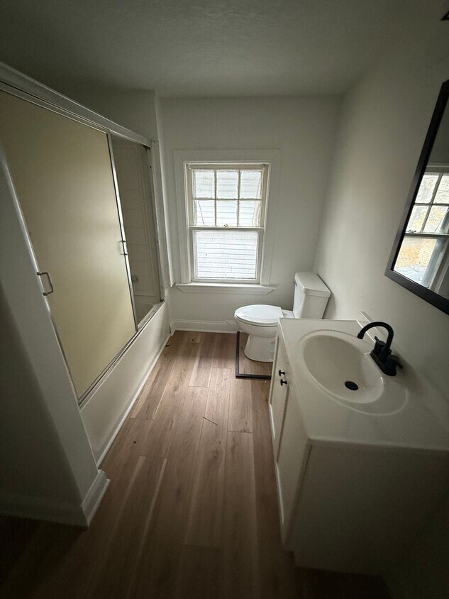 Building Photo - Freshly Updated 3-Bed Home with Back Parking