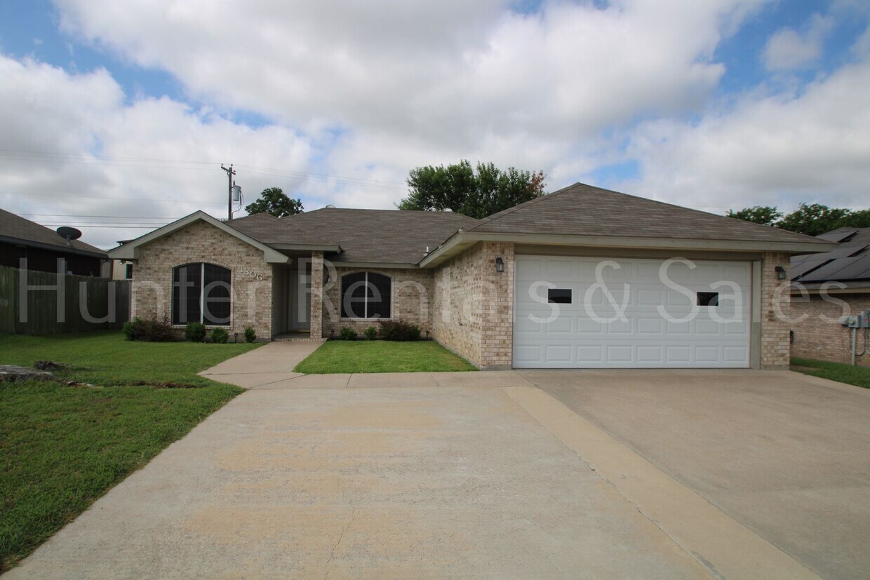 Foto principal - Move-In Ready Gem with Spacious Backyard