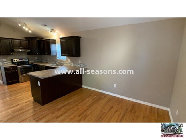 Photo - Remodeled bungalow located close to downtown! House