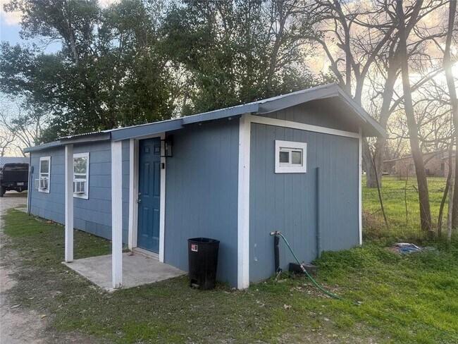 Building Photo - 2113 River Rd