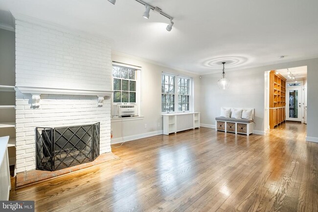 Building Photo - 1127 C St SE