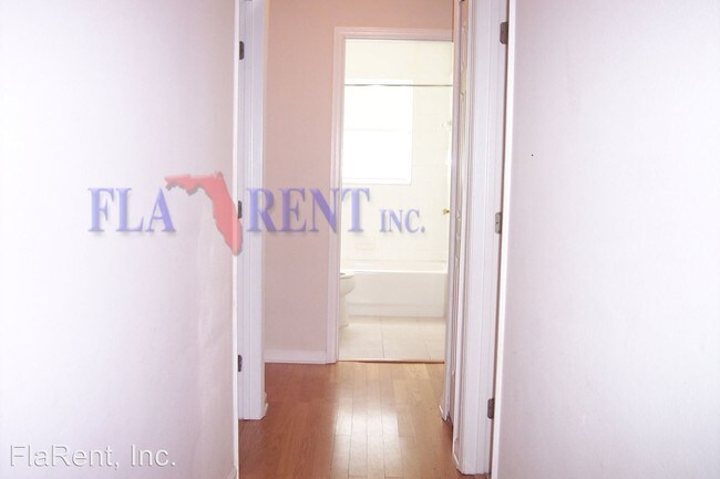 Building Photo - 3 br, 2 bath Apartment - 2120 Justin Avenue