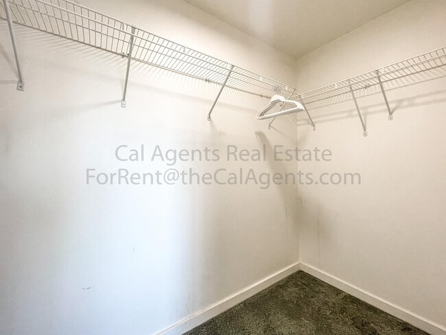 Foto del edificio - 6400 Christie Ave