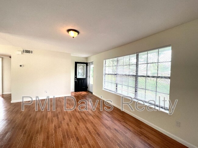 Foto del edificio - 7523 Collins Ct