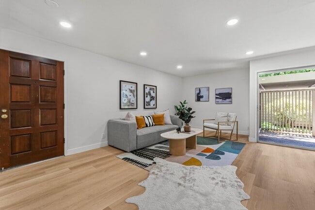 Building Photo - 280 Easy St