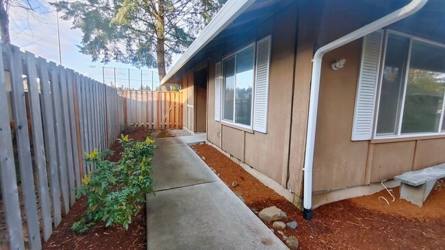 Building Photo - Tastefully Remodeled Pet Friendly 3 Bedroo...