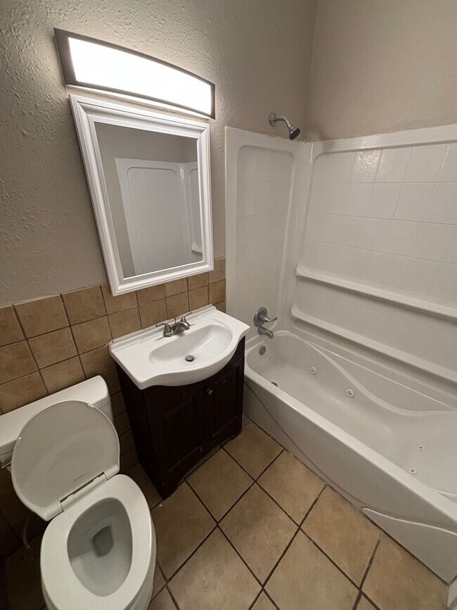 Building Photo - Great 4 bedroom Duplex