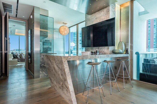 Foto del edificio - 50 South Pointe Dr