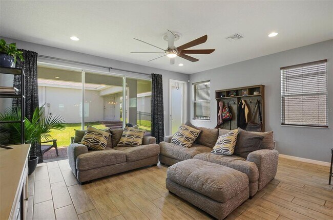 Foto del edificio - 7107 Bowspirit Pl