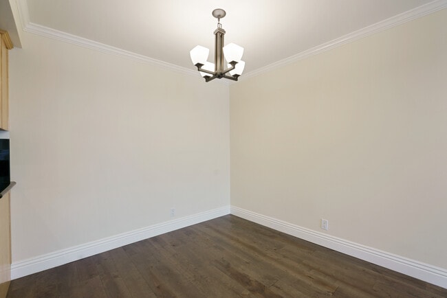 Dining Area - 911 N Kings Rd