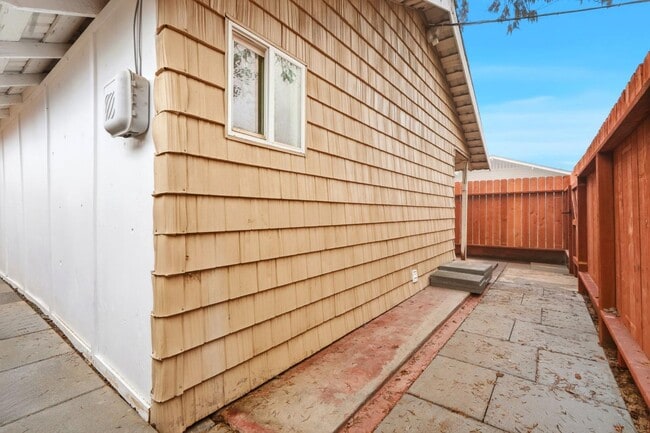 Building Photo - 910 Kaweah St