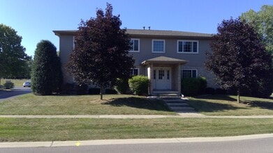 Building Photo - 790 W Highview Dr