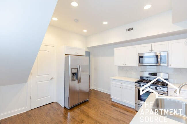 Building Photo - 2646 N Marshfield Ave