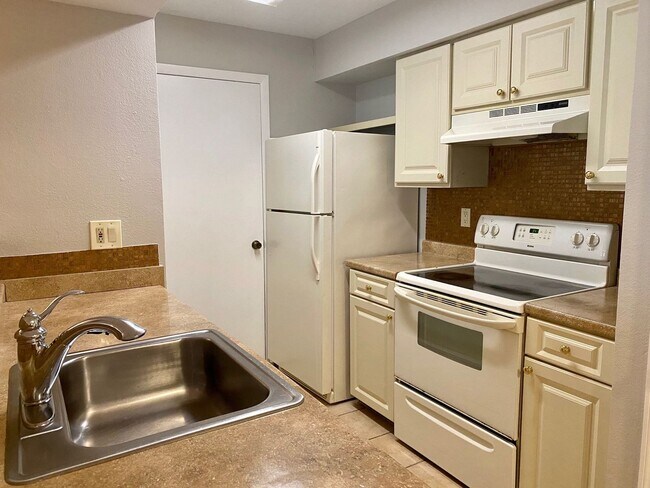 Building Photo - RENT BY OCTOBER 15th and GET THE REST OF O...