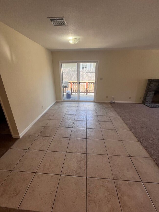 Foto del edificio - NICE UPDATED DUPLEX IN FAIR OAKS!!