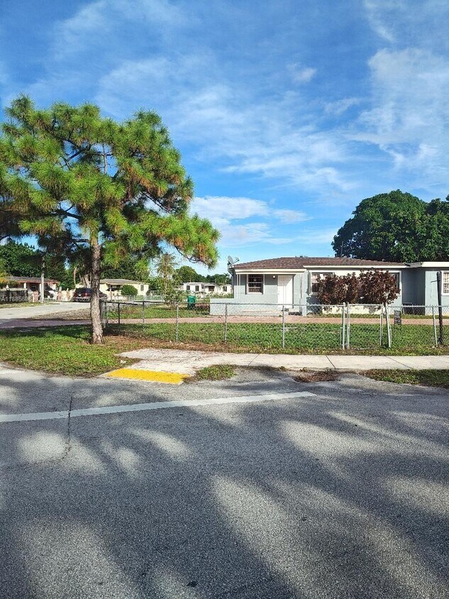 Foto del edificio - 12325 NW 19th Ave