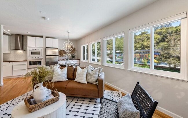 Building Photo - 5825 Thornhill Dr