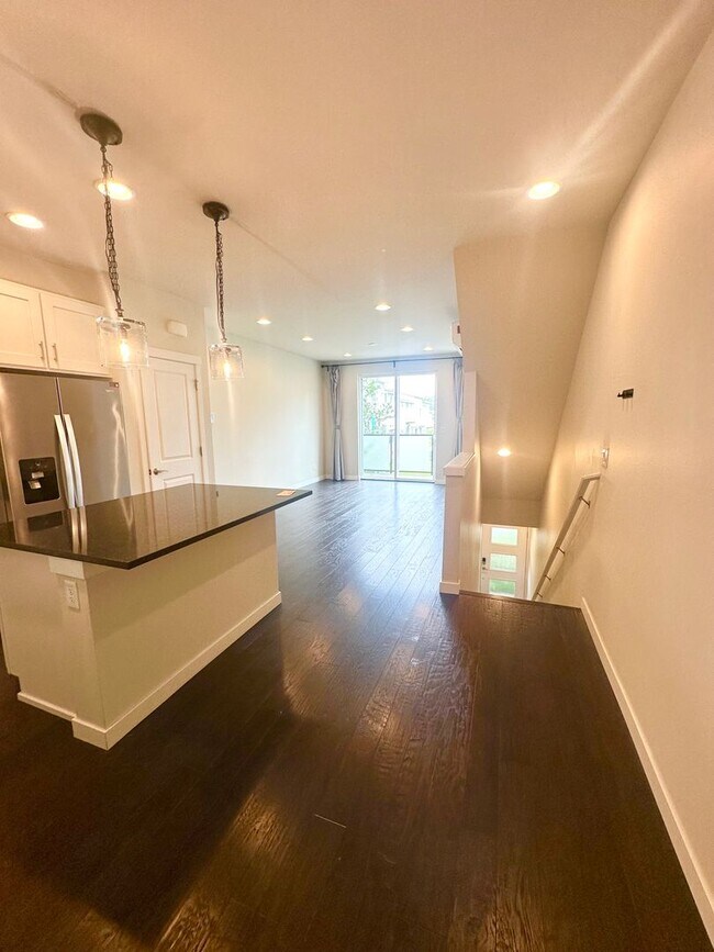 Foto del edificio - Modern 2-bed, 2-bath Townhome in Shoreline.