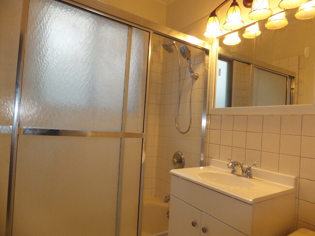 Full Bathroom - 739 S Wayne Pl