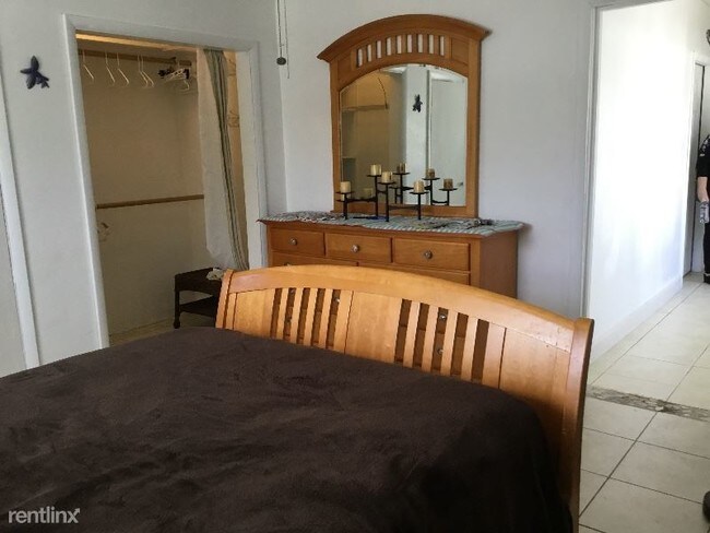 Building Photo - 1 br, 1 bath Apartment - 11500 NE13 Avenue