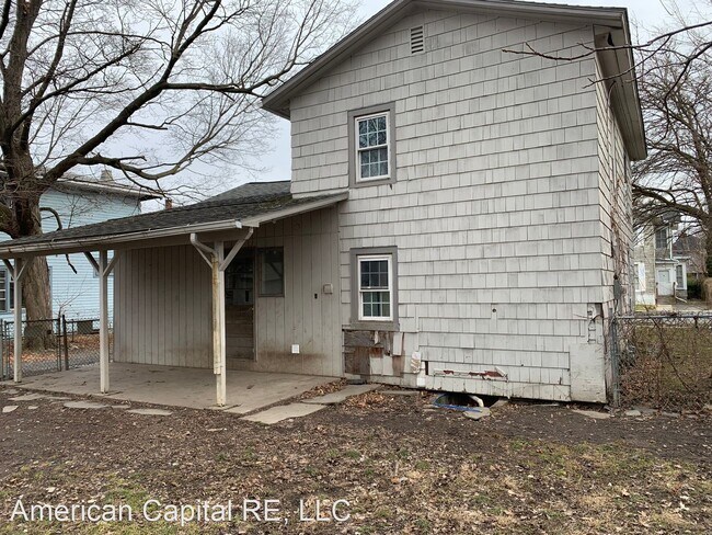 Building Photo - 3 br, 1 bath House - 364 W Fourth St