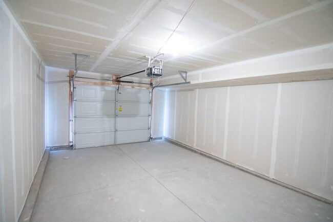 Building Photo - Gorgeous Townhome with Attached Garage!