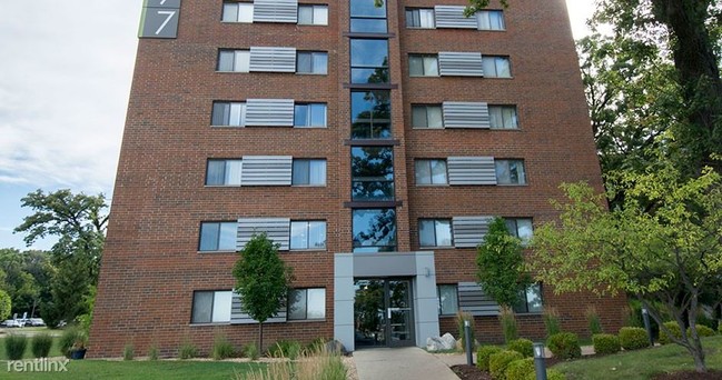 Building Photo - 701 Royal Saint George Dr