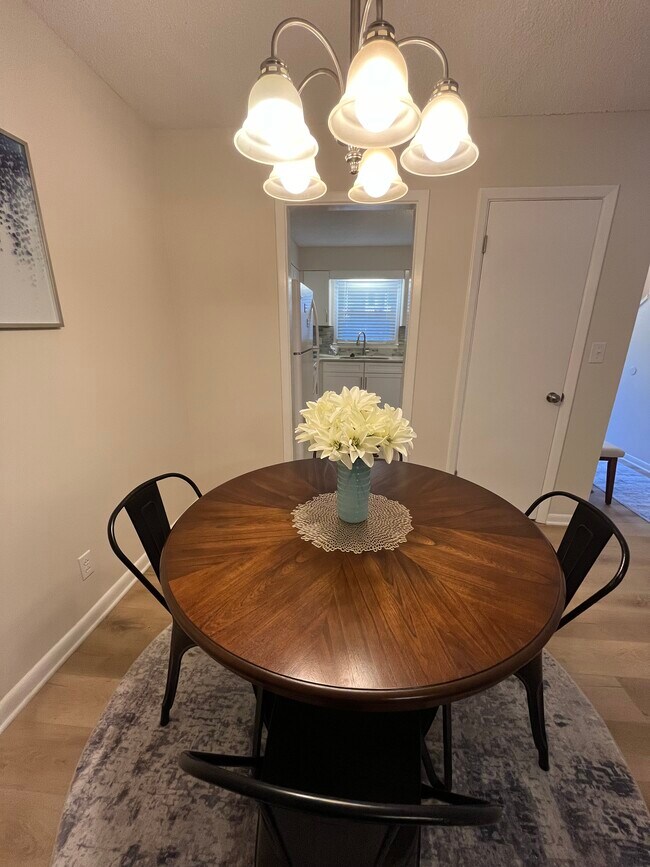 Foto del edificio - 583 Winding Creek Rd