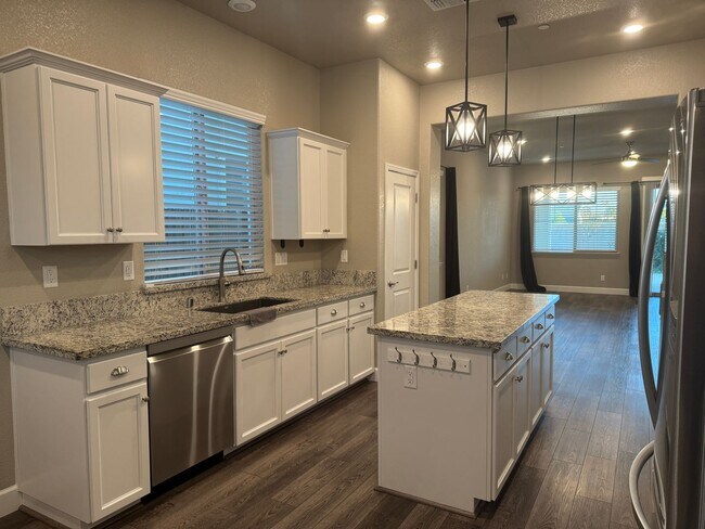 Building Photo - Stunning 3 Bedroom Home in Roseville near Rex Fortune Elementary and John Byouk Park!