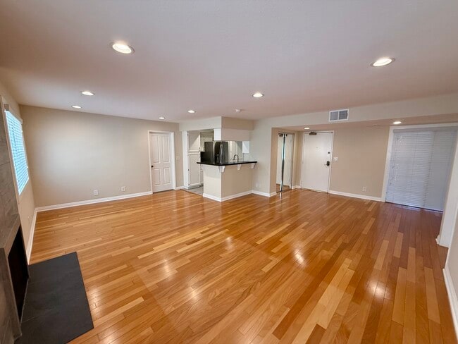 Building Photo - 4249 Longridge Ave