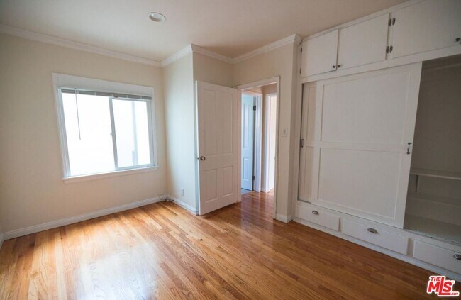 Foto del edificio - 2450 Overland Ave