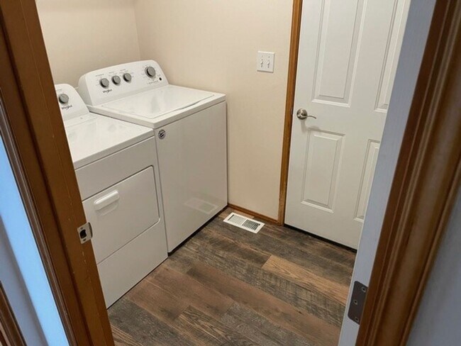 Foto del edificio - Fancher Field Neighborhood!! Charming, Single Family Rambler, 3 Bed - 2 Bath in East Wenatchee!
