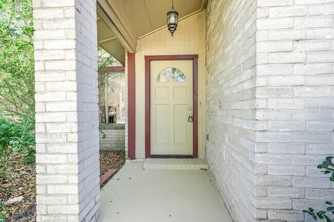 Foto del edificio - 3423 Nutwood Ln