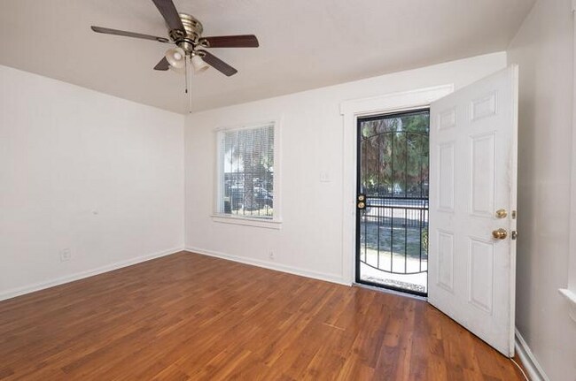 Foto del edificio - 5424 S Van Ness Ave