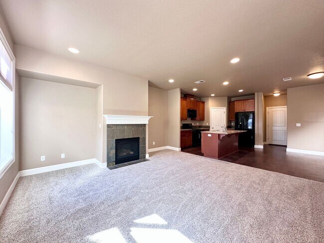 Foto del edificio - Modern 3 Bed/2.5 Bath with Double Car Garage Townhome in Sandy, OR!