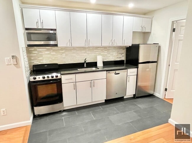 Building Photo - Modern 2 bathroom apartment with private b...