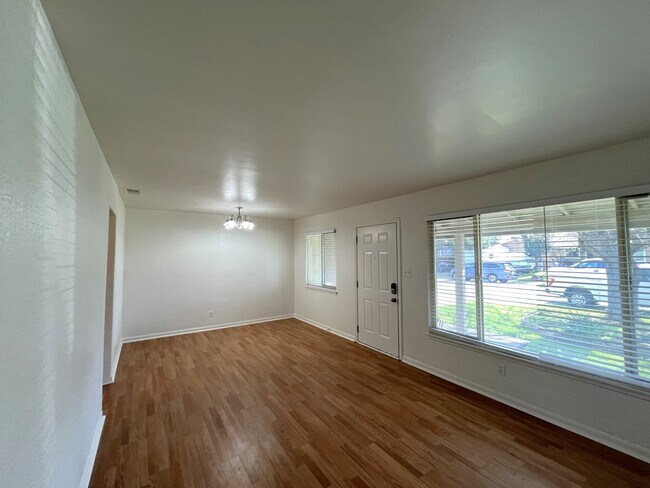 Building Photo - 3717 Lowry Dr