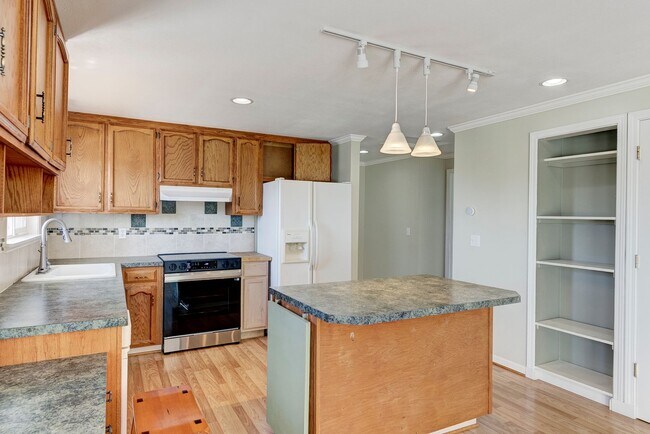 Foto del edificio - Spacious 2-Story Split-Level Home with Wat...