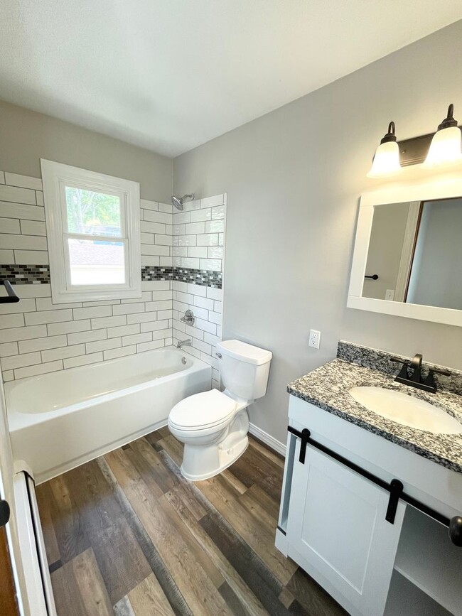 Building Photo - Beautiful Updated 2 Bedroom Apartment with...