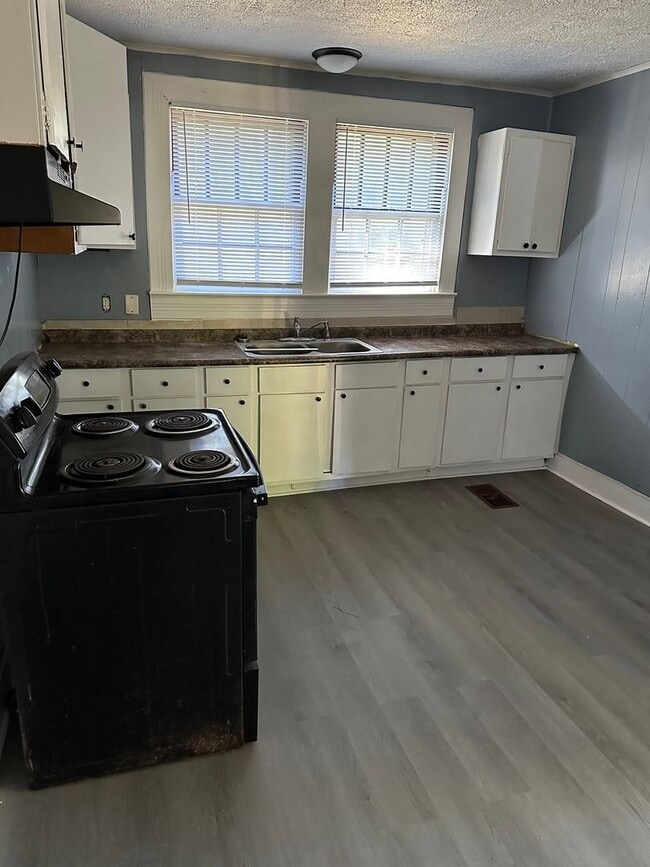 Building Photo - 1915 Shady Ln Dr