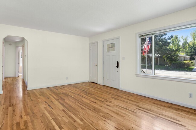 Foto del edificio - 3-Bed 2-Bath Home with Detached Studio Apartment!