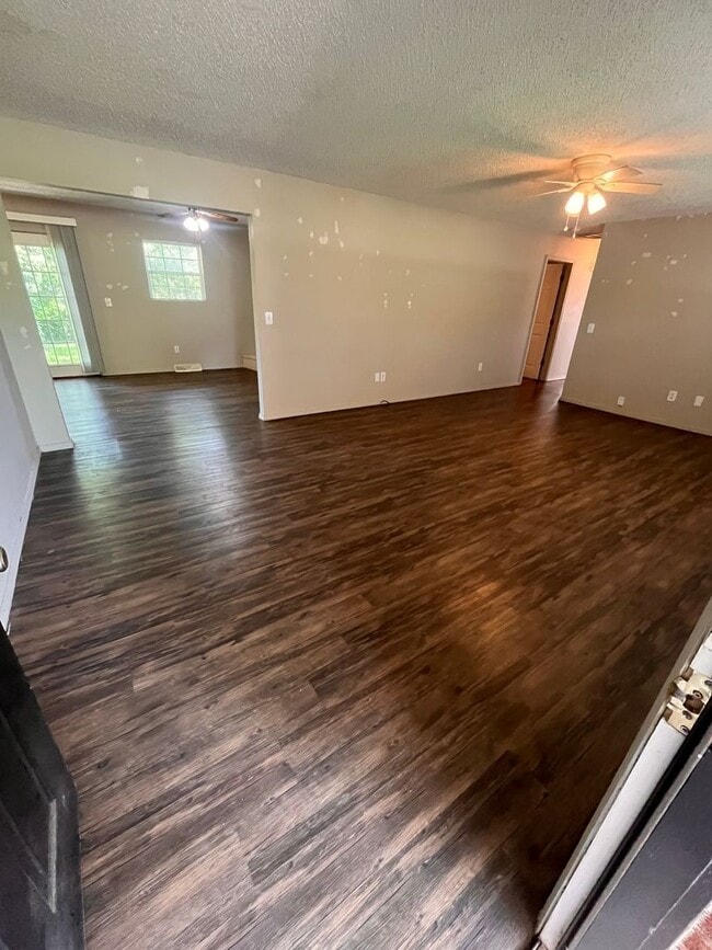 Foto del edificio - Brentwood 3 bedroom & 2 bathroom home, Huge Fenced Yard
