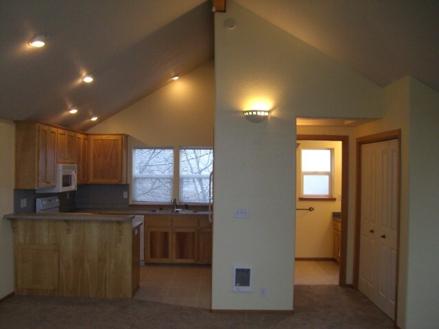 Building Photo - 427 Beach St