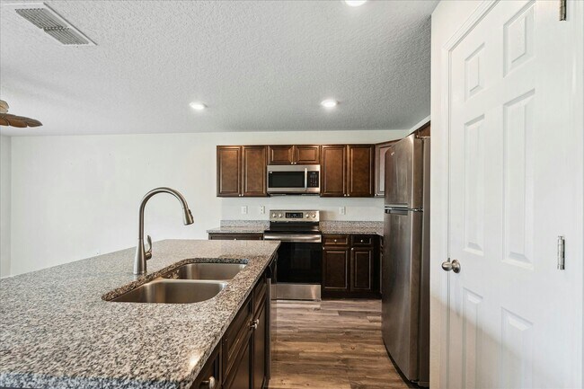 Building Photo - 29 Lloshire Path, Unit A