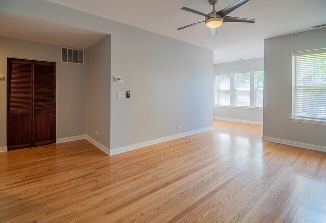 Foto del edificio - 4857 N Bernard St