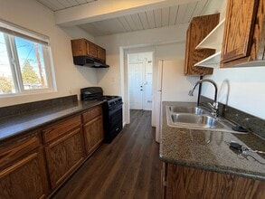 Building Photo - 585 Denslowe Dr